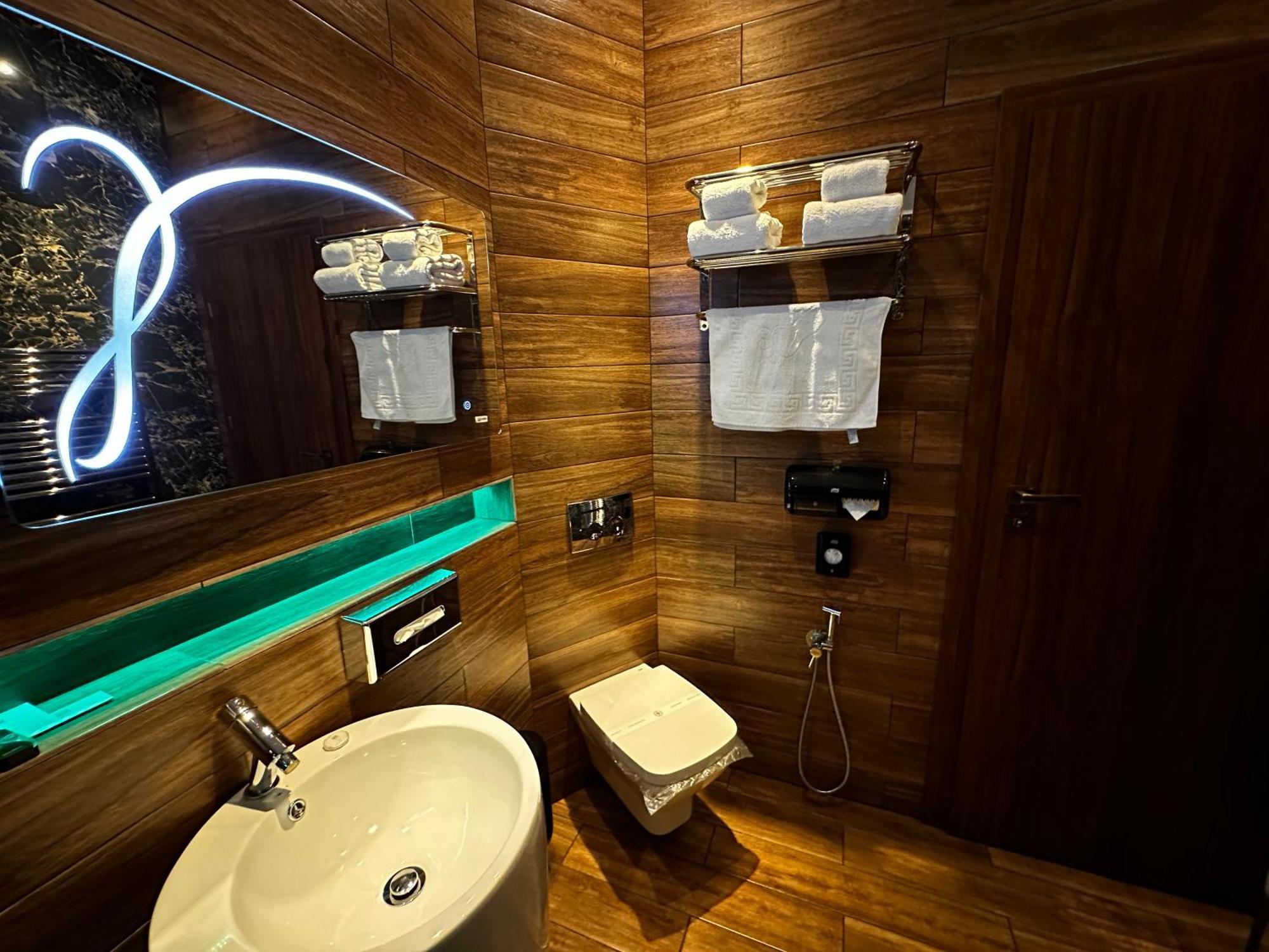 The Residence Central Jacuzzi Boutique (Adults Only) Cluj-Napoca Exterior photo