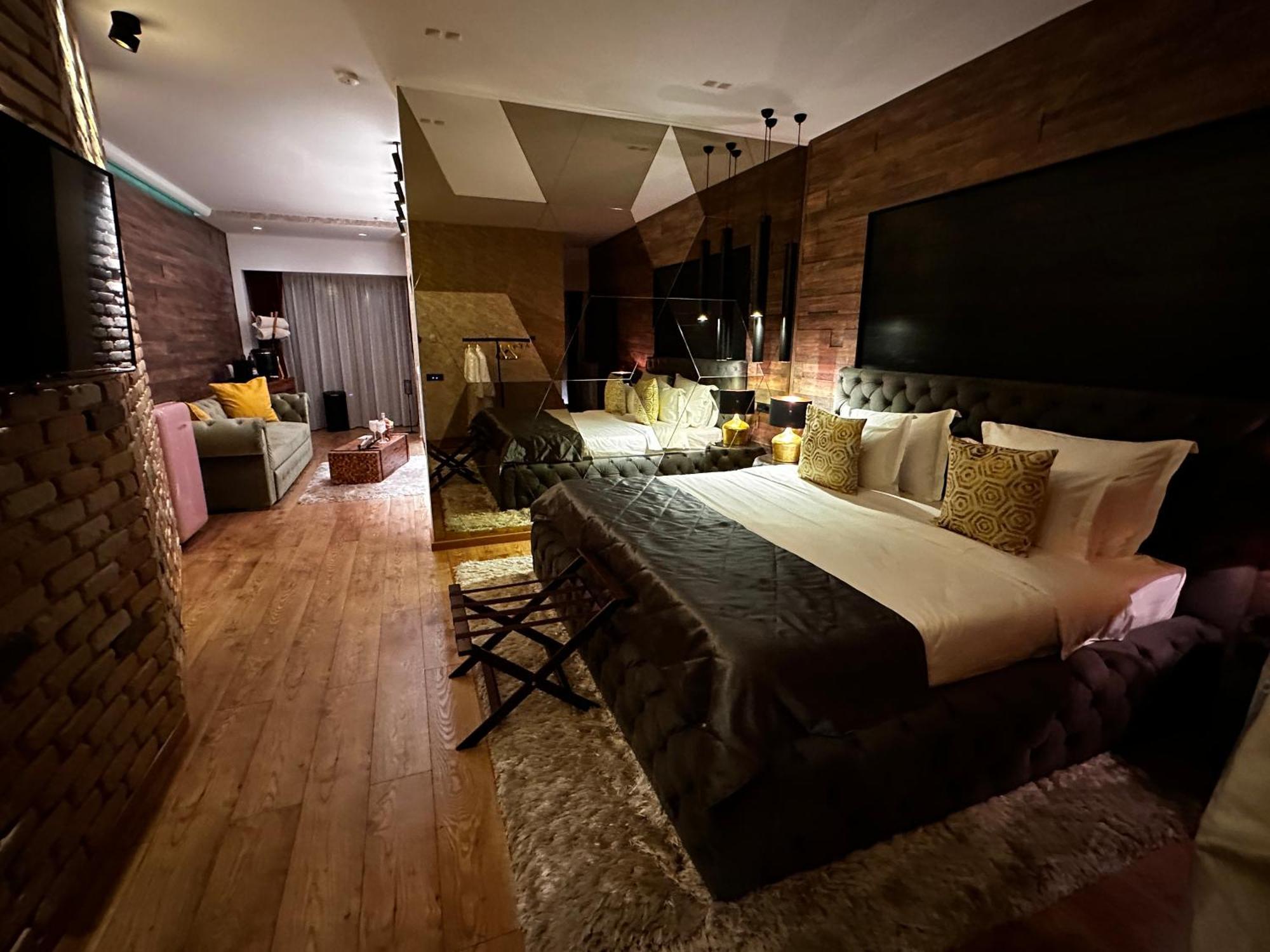 The Residence Central Jacuzzi Boutique (Adults Only) Cluj-Napoca Exterior photo